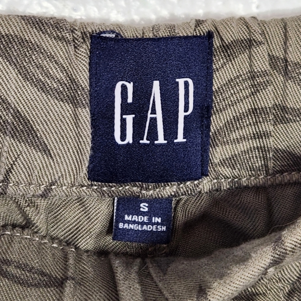 GAP Patterned Shorts - Picture 3 of 4
